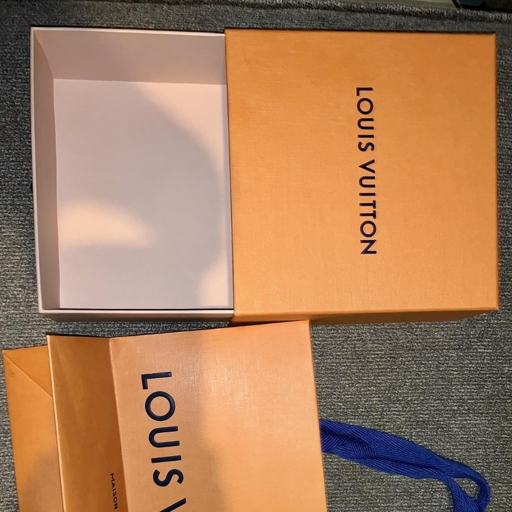 100 authentic louis Vuitton shopping bag and box
